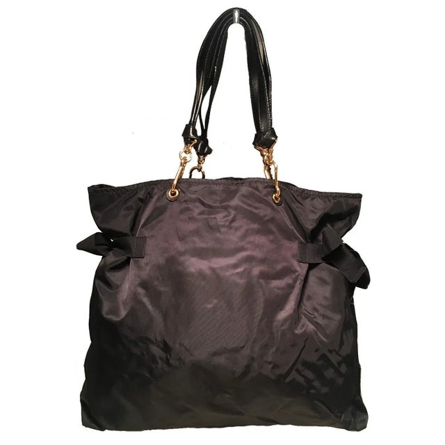 Marc Jacobs black Nylon Beaded Tropical Chappy Bird Tote in excellent condition. Black nylon exterior trimmed with a...