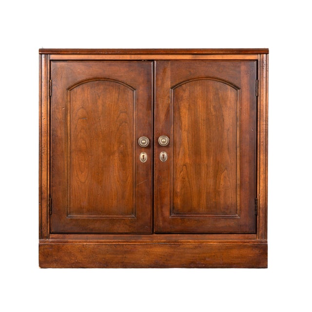 1990s Hekman Cherry Finish Corner Storage Cabinet / Bookcase | Model 5330-2446 | Open Shelving Sides + Enclosed Center | Excellent Condition For Sale - Image 9 of 18