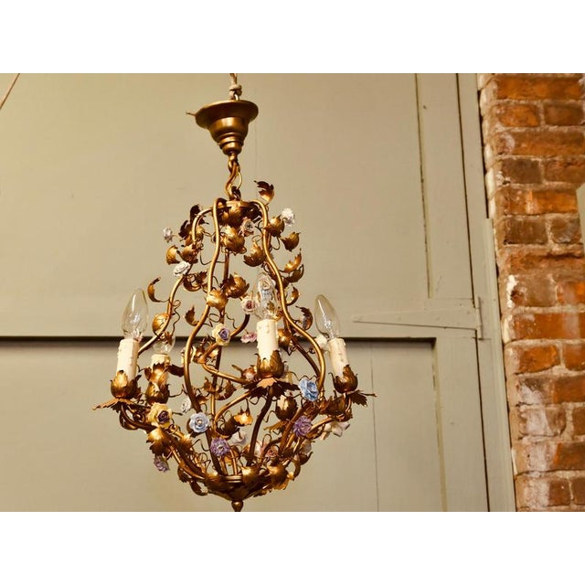 Metal French Toleware Gilt and Ceramic Flower 5-Bulb Chandelier, 1930 For Sale - Image 7 of 8
