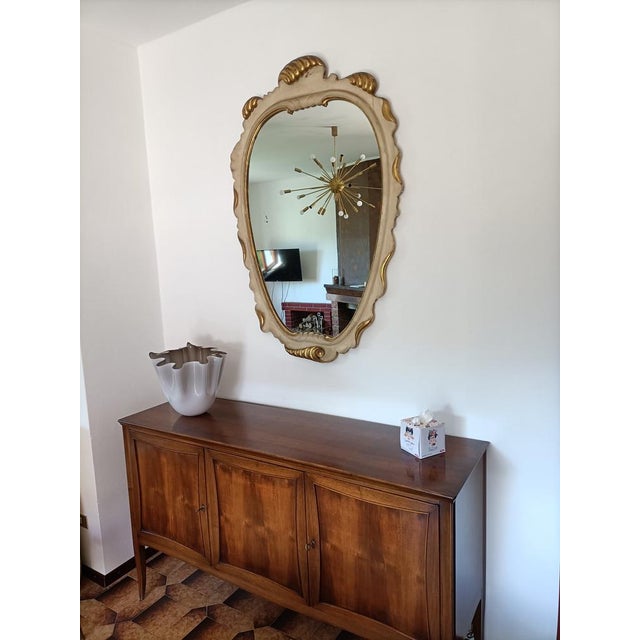 Mid-Century Modern Large Mirror in Lacquered and Gilded Wood with Scrolls and Floral Motifs by Paolo Buffa, 1940s For Sale - Image 3 of 13