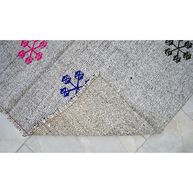 1960s Vintage Hand Woven Turkish Kilim Runner Rug Flat Weave Stair Runner Rug - 3′9″ × 19′2″ For Sale - Image 17 of 17