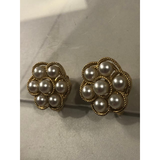 Metal 1950s Crown Trifari Pearl Cluster Clip on Earrings, Pair For Sale - Image 7 of 9