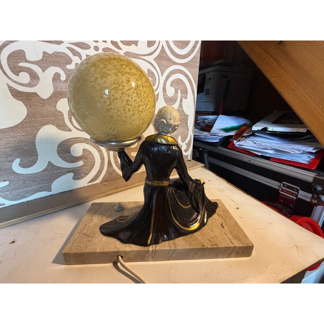 French Art Deco Cold-Painted Table Lamp with Woman Carrying Sphere in Bronze on a Marble Base, 1936 For Sale - Image 10 of 11