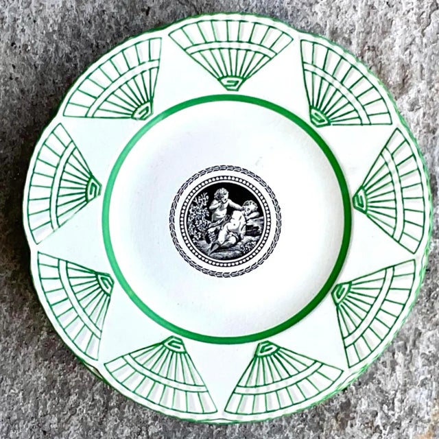 A fantastic set of 6 vintage luncheon plates. Made by the Iconic Wedgwood group and marked on the bottom. Beautiful Deco...