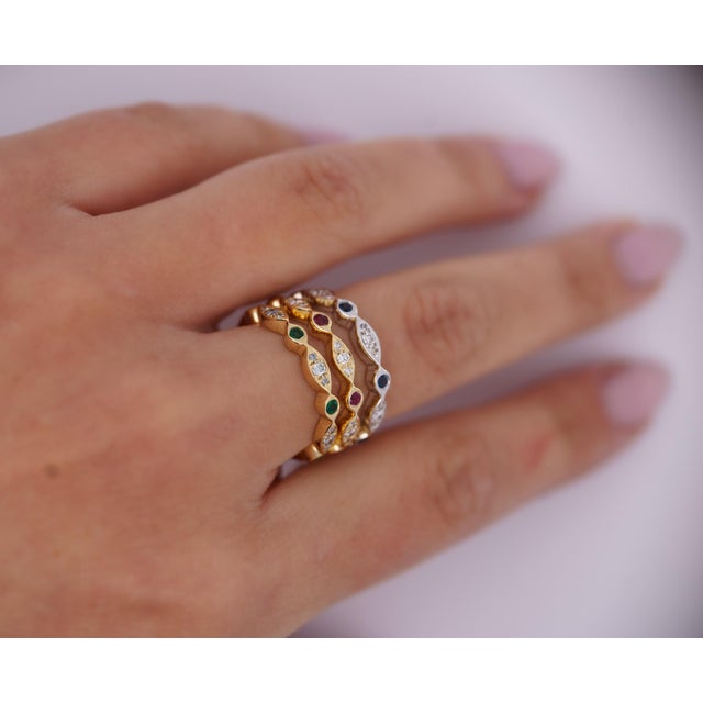 2020s 14k Gold Ruby and Diamond Bezel Stack Band 3mm Wavy Ring Size 7 For Sale - Image 5 of 6