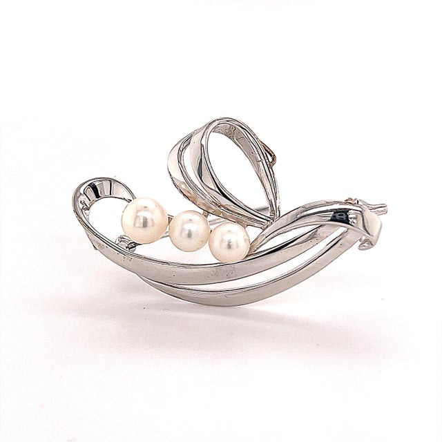 Contemporary 1990s Mikimoto Estate Akoya Pearl Brooch Sterling Silver For Sale - Image 3 of 9