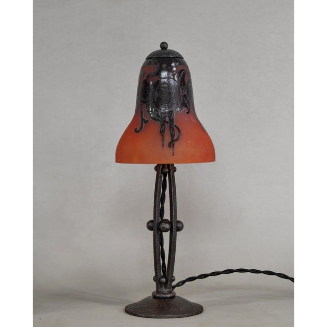CHARLES SCHNEIDER - le verre Français A wonderful 1920-1930 French art deco lamp in wrought iron with a nice Schneider (Le...