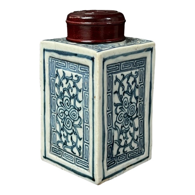 Late 19th Century Chinese Art Blue and White Porcelain Tea Caddy With Wooden Cover For Sale