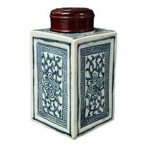 Late 19th Century Chinese Art Blue and White Porcelain Tea Caddy With Wooden Cover