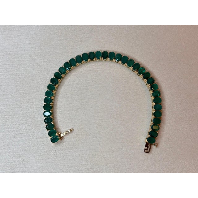 27 Carat Natural Emerald Tennis Bracelet, 14 Karat Yellow Gold, 21gm, 7.25 Inch For Sale In New York - Image 6 of 8
