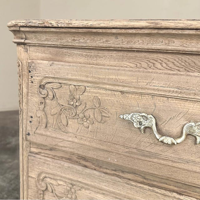 18th Century Country French Louis XV Commode in Stripped Oak For Sale - Image 9 of 17