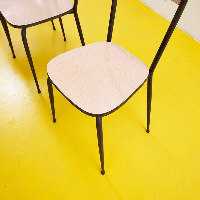 This mid-century designer chair combines functionality and style in a single piece. The black metal frame lends...