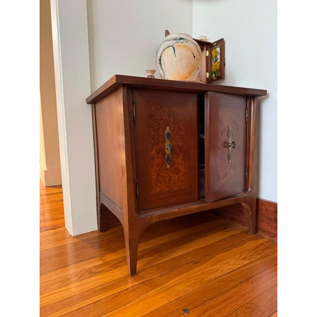 Mid-Century Modern R-Way Mid Century Modern Nightstand With Burl Inlay For Sale - Image 3 of 9
