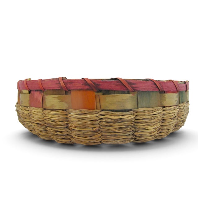 Early 20th Century Iroquois Native Sweetgrass & Ash Splint Checkered Rim Round Basket With Lid For Sale - Image 5 of 13
