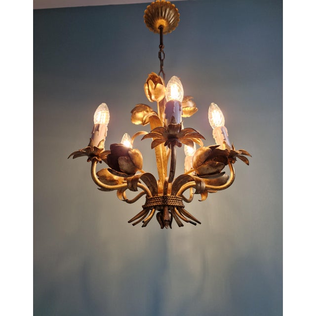 Italian floral chandelier in gold metal, Hollywood Regency style, 1970s. It is made up of 5 light points compatible with...