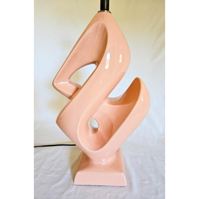 An Mid Century Modern Atomic Sculpture Ceramic Table Lamp. this unusual and artistic abstract atomic shaped pink lamp is...