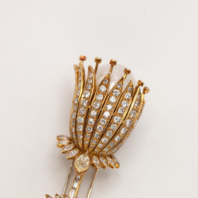 1960s 18k Yellow Gold Diamond Baroque Pearl Flower Fur Clip Brooch For Sale - Image 4 of 12