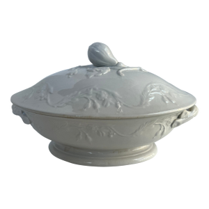 Wedgwood English Oval Tureen With Fig Handle