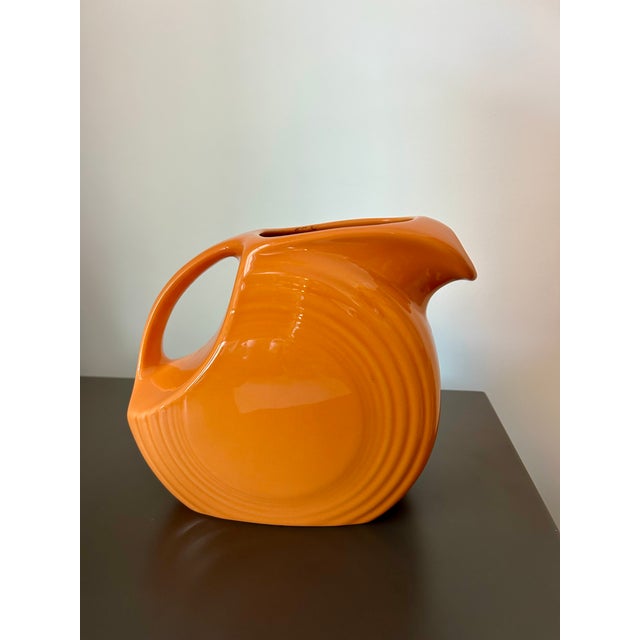 Tangerine Fiesta Large Disk Pitcher Tangerine Retired Color – Homer Laughlin Usa Vitrified China 67 1/4 Oz Mid-Century Style Serveware For Sale - Image 8 of 14