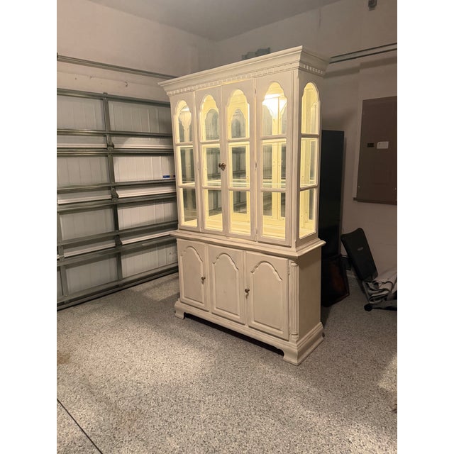Vintage Dixie Furniture French Provincial Lighted China Cabinet For Sale - Image 13 of 14