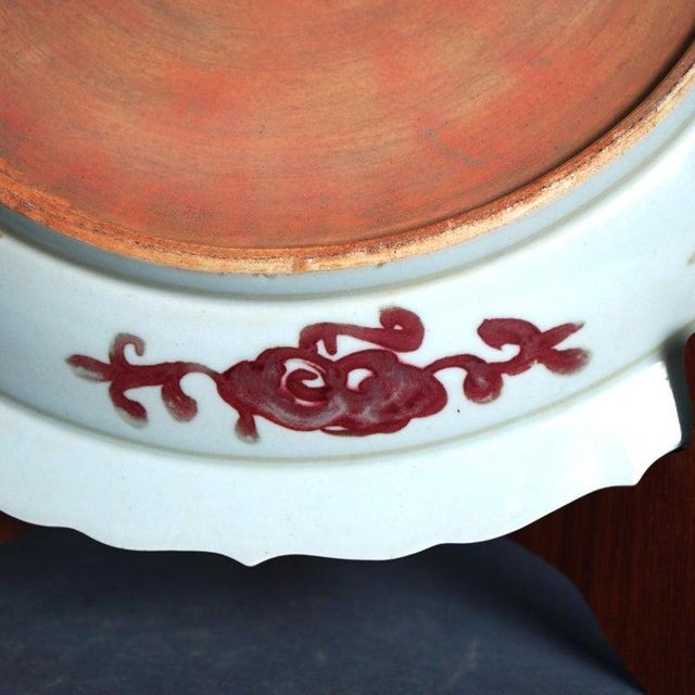 Japanese Imari Red & White Porcelain Charger With Garden Scene 20thC For Sale - Image 6 of 7
