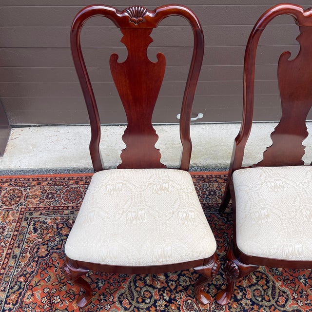 A pair of late 20th century Thomasville Furniture Queen Anne solid cherry splat back dining chairs with shell carvings on...