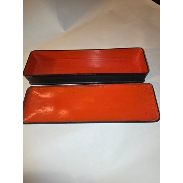 Japanese Japanese Victorian Era Lacquered Storage Box With Rose and Butterfly Details For Sale - Image 3 of 8