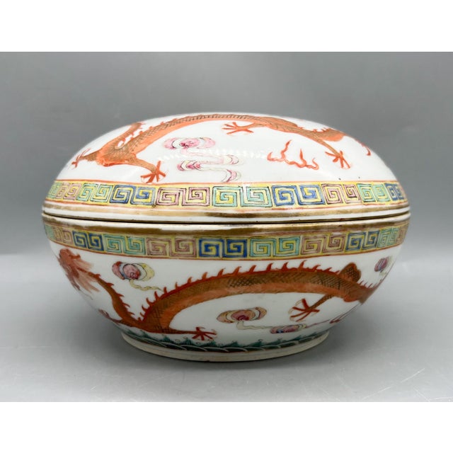 Rose Antique Chinese Guangxu Period Famille Rose Dragon & Phoenix Porcelain Covered Box, 1875–1908 – Chinoiserie / Asian Traditional For Sale - Image 8 of 18