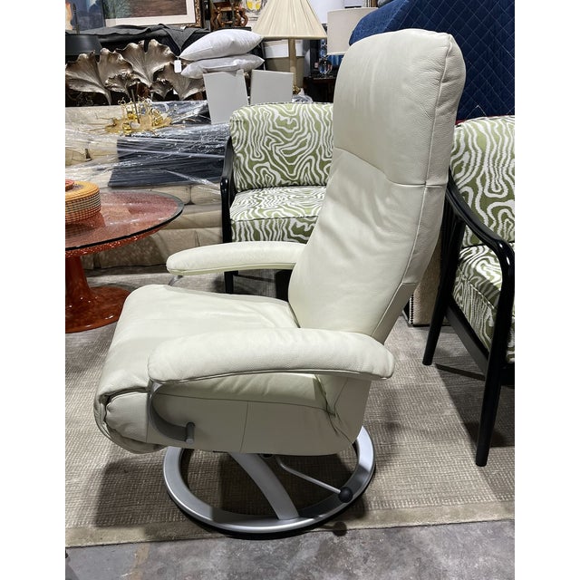 1970s 1970s Lafer Kiri Recliner. White Leather For Sale - Image 5 of 14