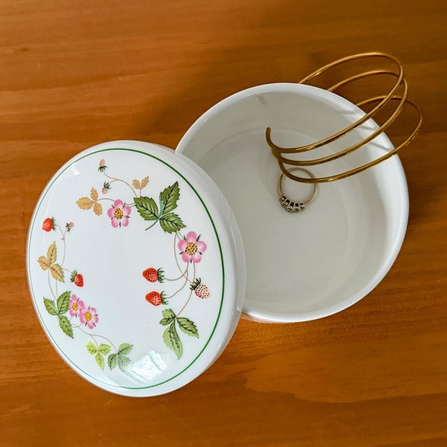 Wedgwood Vintage Wedgwood Trinket Box | Wild Strawberry Pattern For Sale - Image 4 of 12