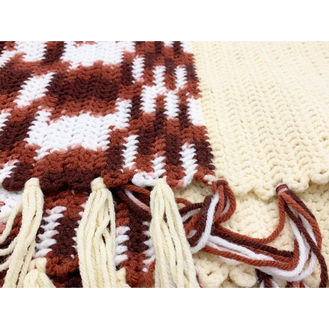 This 70's handmade blanket exudes that timeless American style you would see in a Ralph Lauren photoshoot. It's wide...