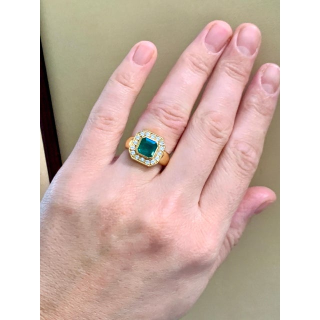 AGL Certified 2.25 Ct Minor Traditional Colombian Emerald Diamond 18 K Men Ring For Sale - Image 13 of 18