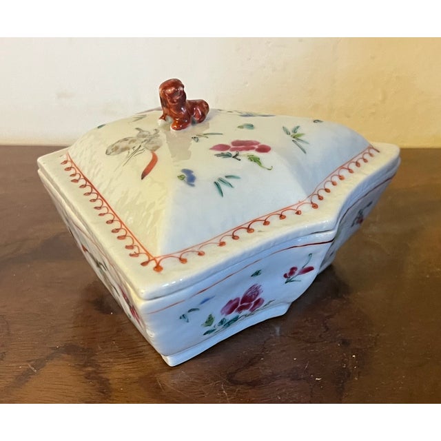 Mid 18th Century Antique 18th Century Chinese Export Porcelain Famille Rose Cabaret Dish and Cover With Foo Dog Finial For Sale - Image 5 of 14