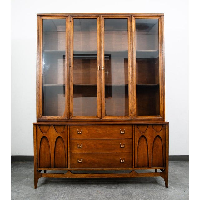 Broyhill Brasilia Mid century modern china cabinet / credenza / display. Tons of unique details within this piece...