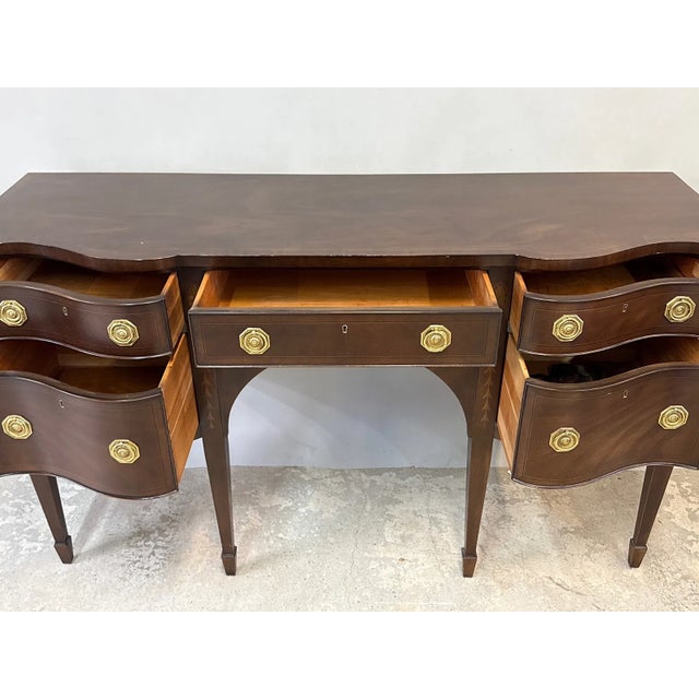 E. J. Victor Mid-20th-Century Federal-Style Inlaid Mahogany Serpentine Sideboard With Tapered Legs by E.J. Victor For Sale - Image 4 of 9