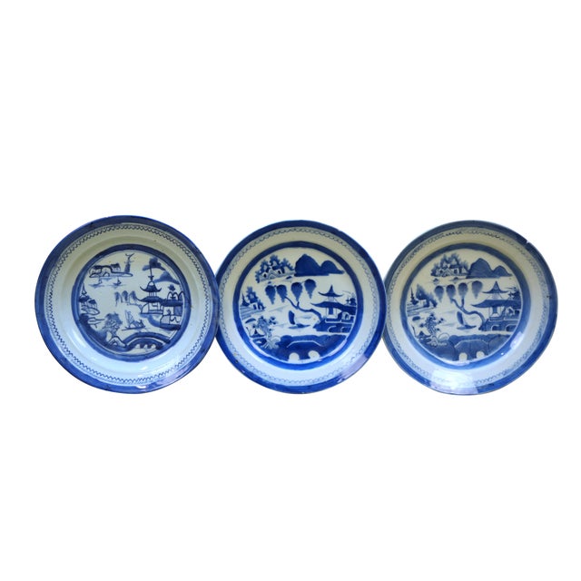 Chinoiserie Antique Chinese Export Canton Blue White Pagoda Willow Tree Boat Plates 10" - Set of 16 For Sale - Image 3 of 10