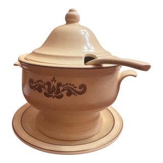 1970s Tureen & Lid W/Ladle & Underplate Village (Made in Usa) by Pfaltzgraff For Sale