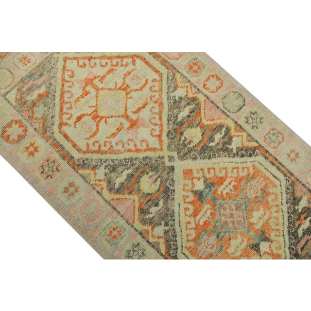 Elevate your home décor with this stunning Handmade Modern Turkish Oushak Rug, a beautiful blend of traditional...