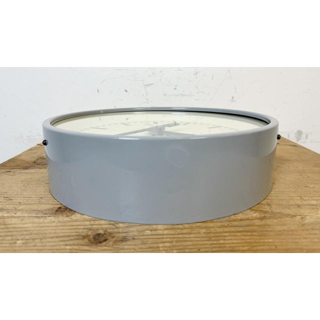 Industrial Light Grey Factory Wall Clock from Pragotron, 1960s For Sale - Image 12 of 15