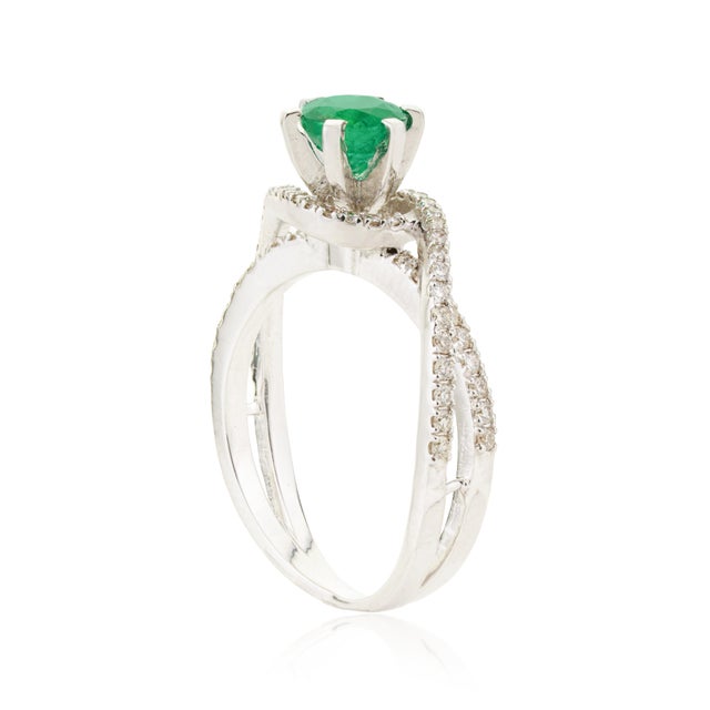 Metal Art Deco Emerald & Diamond Crossover Cocktail Ring in 18k White Gold Size 5 For Sale - Image 7 of 16