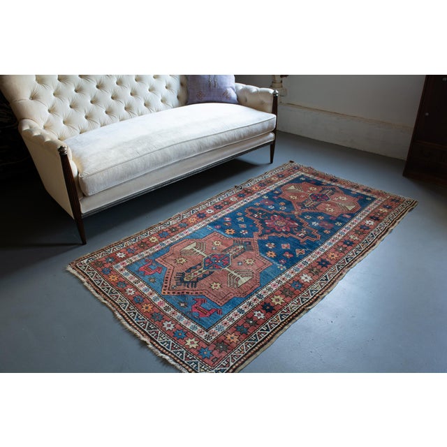 ✂ - - - - - m e a s u r e m e n t s: 3’9” x 6’10”, 114.3cm x 208.28cm, 7.90 Lbs C O L O R S Base: abrash light blue field...