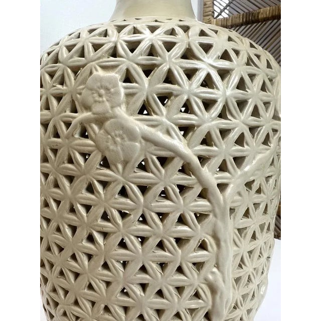 Ceramic Mid-Century Modern Chinese Reticulated Porcelain Table Lamp, 1960s For Sale - Image 7 of 10