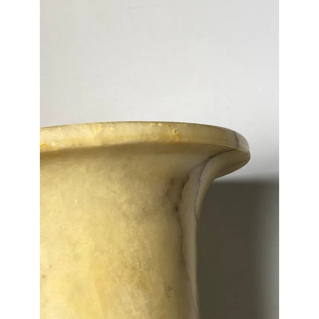1940s French Art Deco Urn Shaped Table Lamp in Alabaster, 1940 For Sale - Image 5 of 11