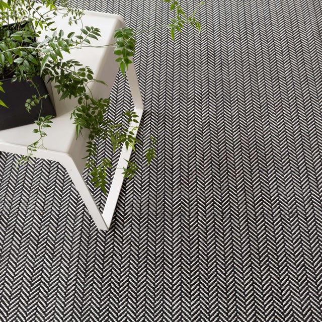 Contemporary Dash & Albert by Annie Selke Herringbone Black/Ivory Indoor/Outdoor Rug, 7' 6" x 9' 6" For Sale - Image 3 of 6