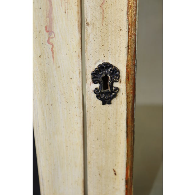 Early 1900s Era Italian Venetian Bombe Form Paint Decorated Vitrine For Sale - Image 12 of 15