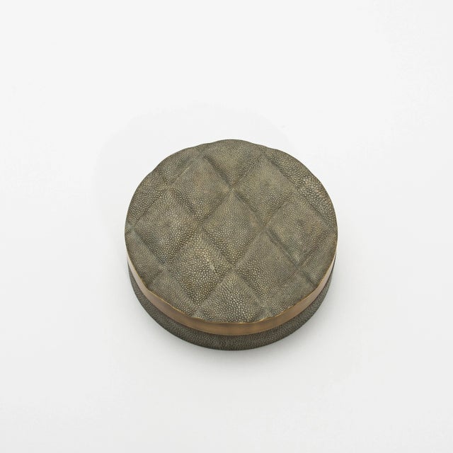 2020s Set of 2 Quilted Boxes in Grey Shagreen With Bronze Patina Brass by Kifu Paris For Sale - Image 5 of 7