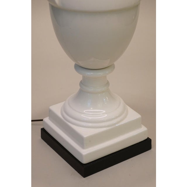 1960s X Large Hollywood Regency Neoclassical Modern Trophy Urn Porcelain Ceramic Table Lamp 1960's For Sale - Image 5 of 12