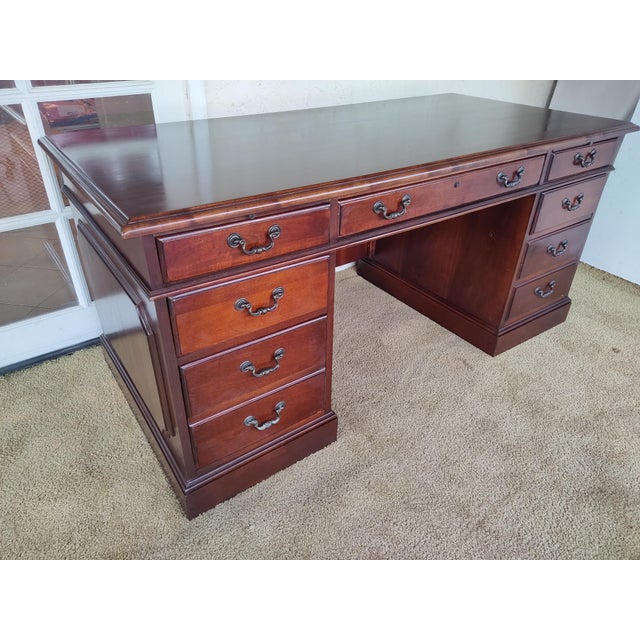 Traditional Hooker Leesburg Executive Desk For Sale - Image 3 of 14