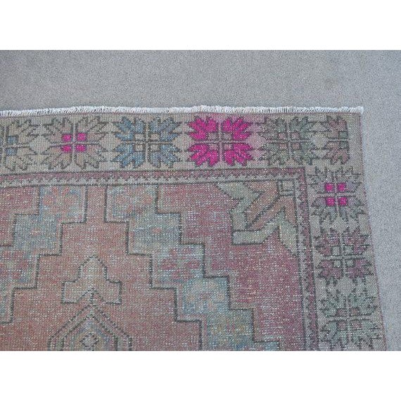 1950s Vintage Turkish Oushak Rug - 4′2″ × 8′4″ For Sale - Image 4 of 10