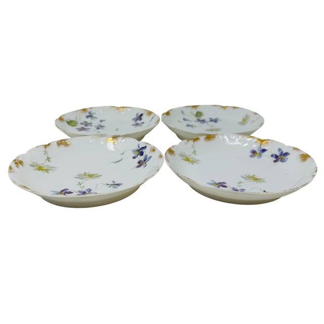Haviland & Co. Set of 4 Antique Haviland Limoges Saucers | Schleiger 453d Violets & Daisies Pattern | French Porcelain 1888-1896 For Sale - Image 4 of 10